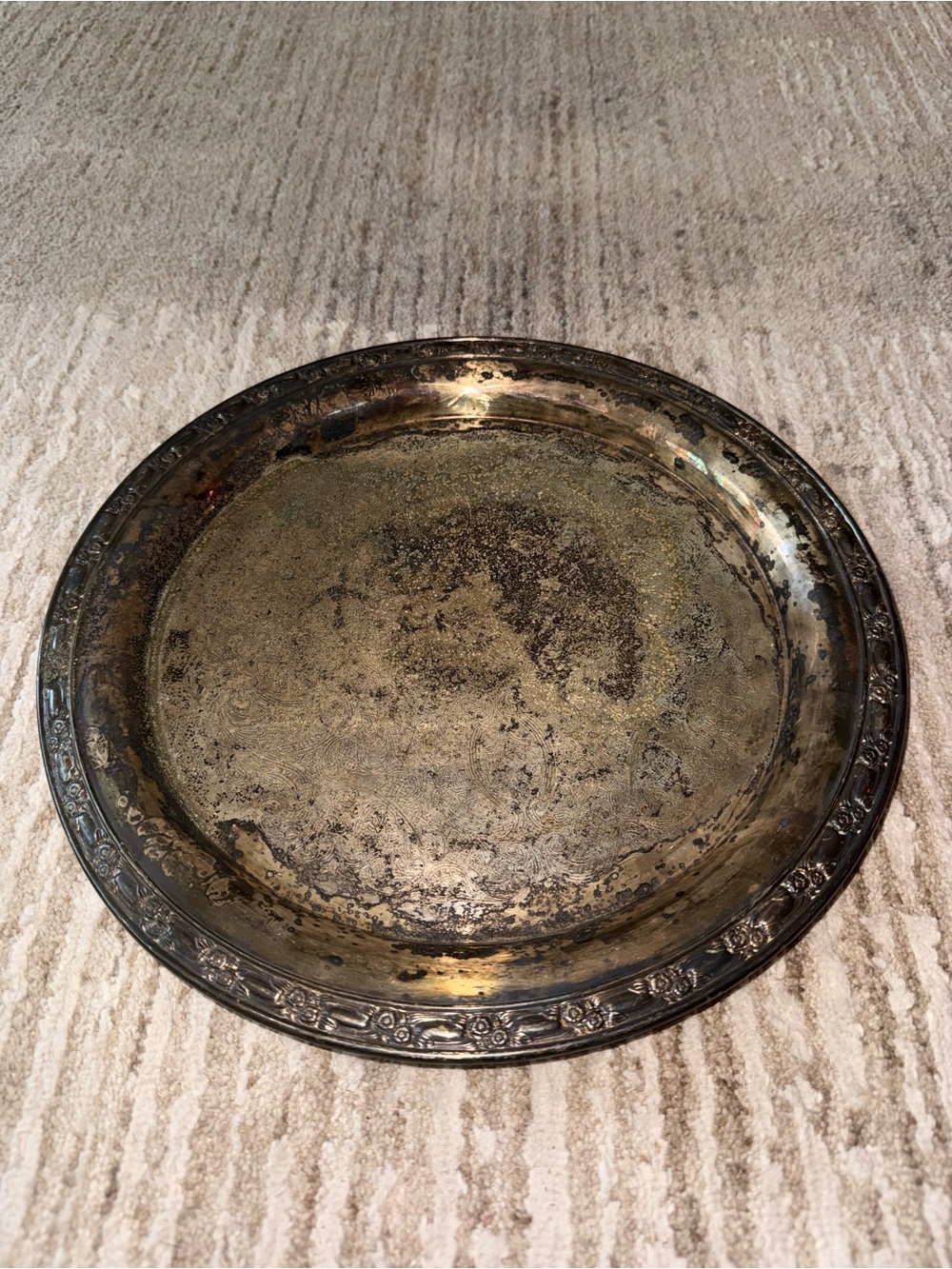 Oneida Silversmiths 12” round silver plated serving platter. OL/ Two Lions
